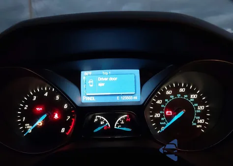 2013 Ford Focus Se z USA, uszkodzony, nr VIN 1FADP3K22DL327040